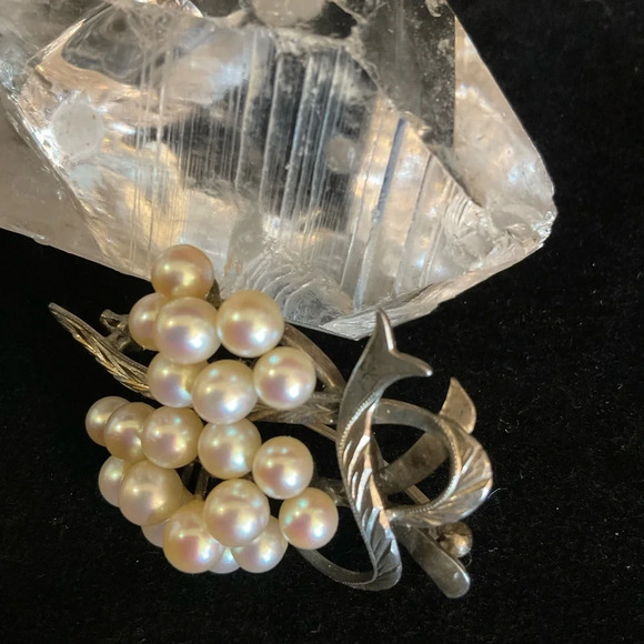 1930’s Silver Scroll 20 Cultured Mikimoto Pearl Brooch. Japan - Picture 4 of 10